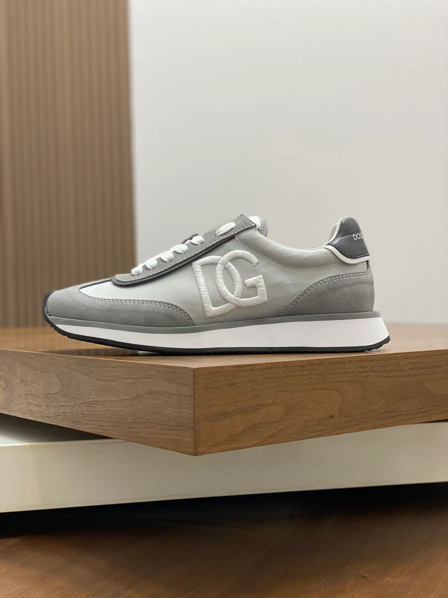 Factory price: 458💰••New products••Dolce&Gabbana••DG✔️High-end men's sports•casual shoes. Original goods from top counters. Original imported cowhide, multi-material splicing design ➕Imported cowhide lining, cowhide feet ➕Original T men's shoes 💰R elastic outsole.  Size: 39-44 (38, 45 customized)